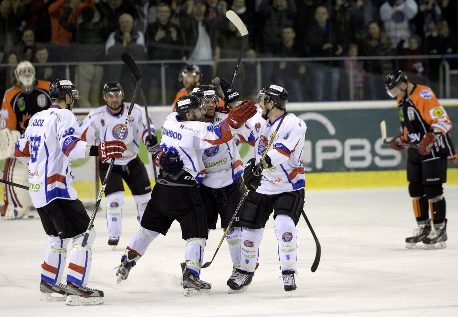 Hokeiści Ciarko PBS Bank KH Sanok cieszą się ze zdobycia bramki podczas piątego meczu półfinałowego PHL z JKH GKS-em Jastrzębie /Dariusz Delmanowicz    /PAP