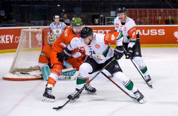 Hokeiści GKS Tychy Tomas Sykora (C) i Andrei Mikhnov (P) oraz Matthew Mackenzie (L) z HC Bolzano podczas meczu Ligi Mistrzów /Hanna Bardo /PAP