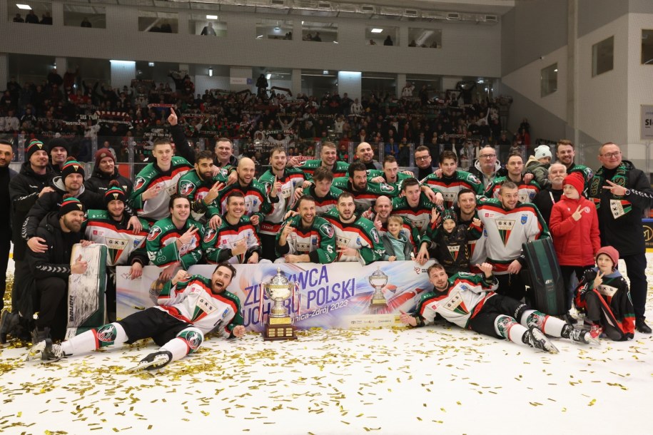 Hokeiści GKS-u Tychy na pamiątkowym zdjęciu po triumfie w Pucharze Polski /Grzegorz Momot /PAP