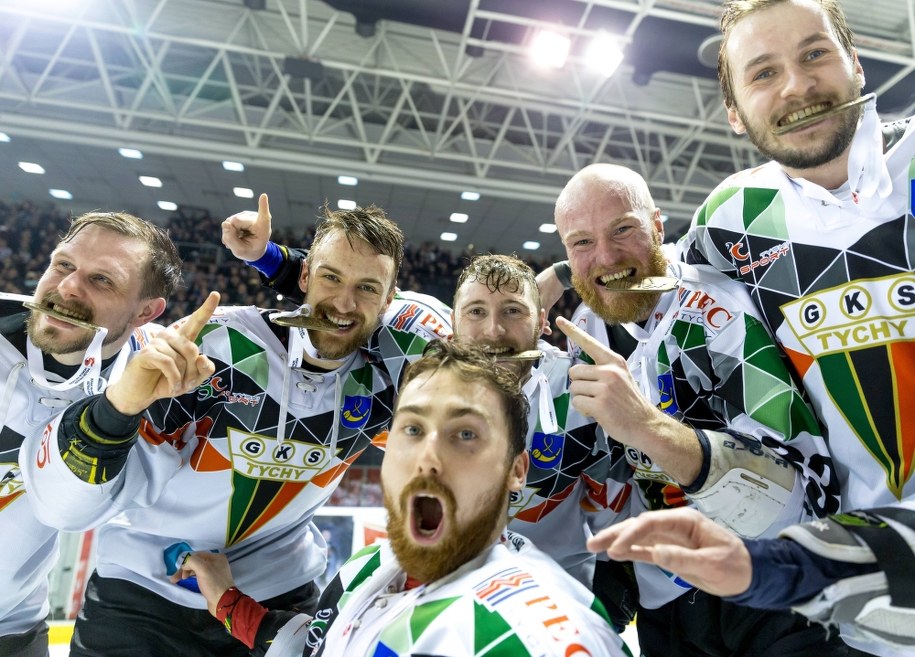 Hokeiści GKS-u Tychy świętują zdobycie mistrzowskiego tytułu po zwycięstwie w finale play off nad Tauron KH GKS-em Katowice (Tychy, 29 marca 2018) / Andrzej Grygiel /PAP
