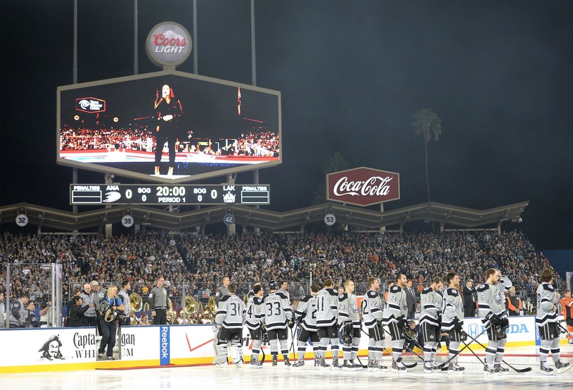 Hokeiści Kings i Ducks zagrali pod gołym niebem w Los Angeles /AFP