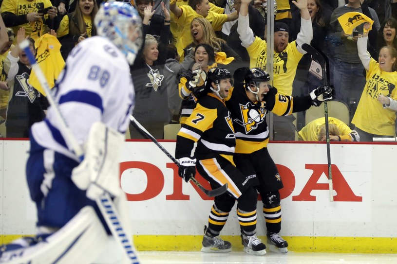 Hokeiści Pittsburgh Penguins Sidney Crosby (z prawej) i Matt Cullen cieszą się ze zwycięskiego gola. Obok bramkarz Tampa Bay Lightning Andrej Wasilewski /AFP