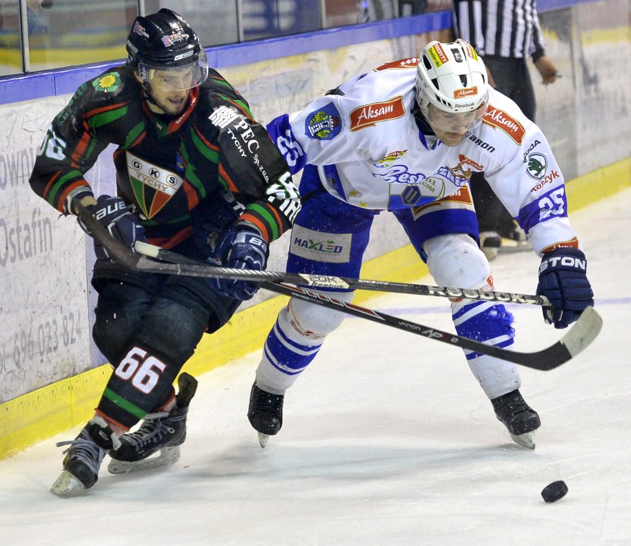 Hokeista Aksam Unii Oświęcim Peter Barinka (po prawej) walczy o krążek z Jakubem Witeckim z GKS-u Tychy /Jacek Bednarczyk /PAP