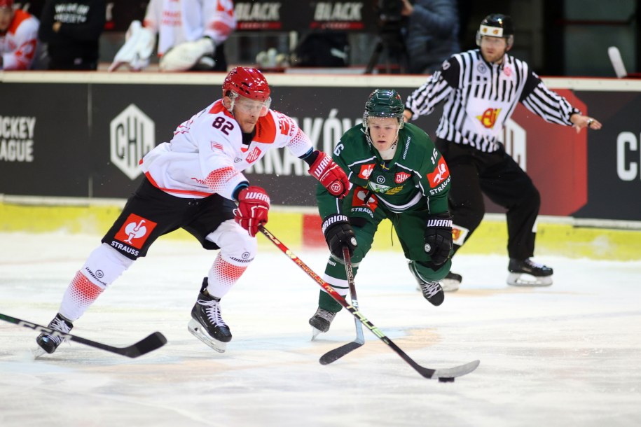 Hokeista Comarch Cracovii Martin Kasperlik (L) i Martin Johnsen (P) z Färjestad /	Łukasz Gągulski /PAP