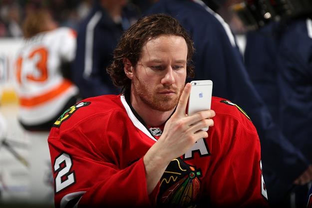 Hokeista Duncan Keith (Chicago Blackhawks) z iPhonem. Fot. Bruce Bennett /Getty Images/Flash Press Media