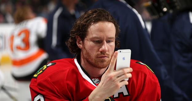 Hokeista Duncan Keith (Chicago Blackhawks) z iPhonem. Fot. Bruce Bennett /Getty Images/Flash Press Media