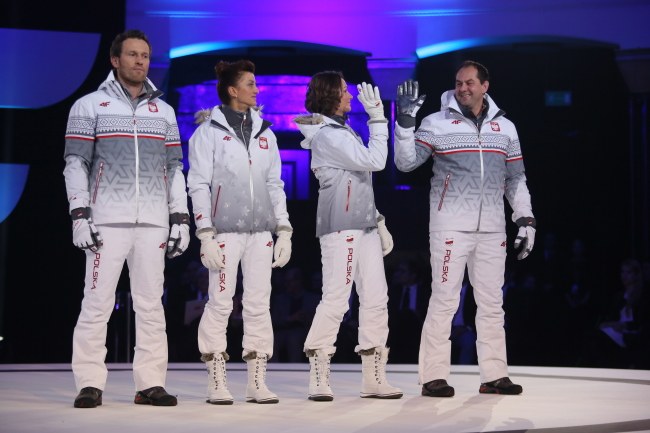 Hokeista Mariusz Czerkawski, biathlonistka Monika Hojnisz, snowboardzistka Jagna Marczułajtis i panczenista Paweł Zygmunt podczas prezentacji strojów /Leszek Szymański /PAP
