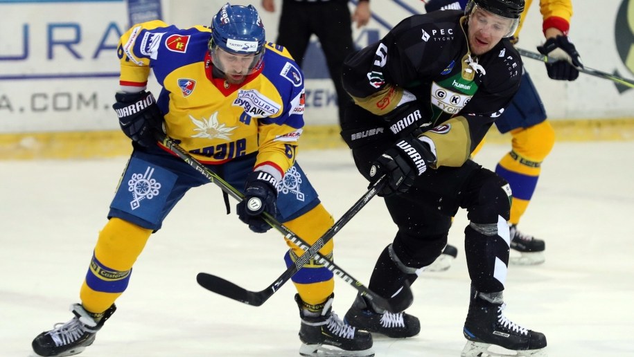 Hokeista TatrySki Podhala Nowy Targ Krystian Dziubiński (po lewej) i Andrei Mikhnov (po prawej) z GKS Tychy / 	Grzegorz Momot    /PAP