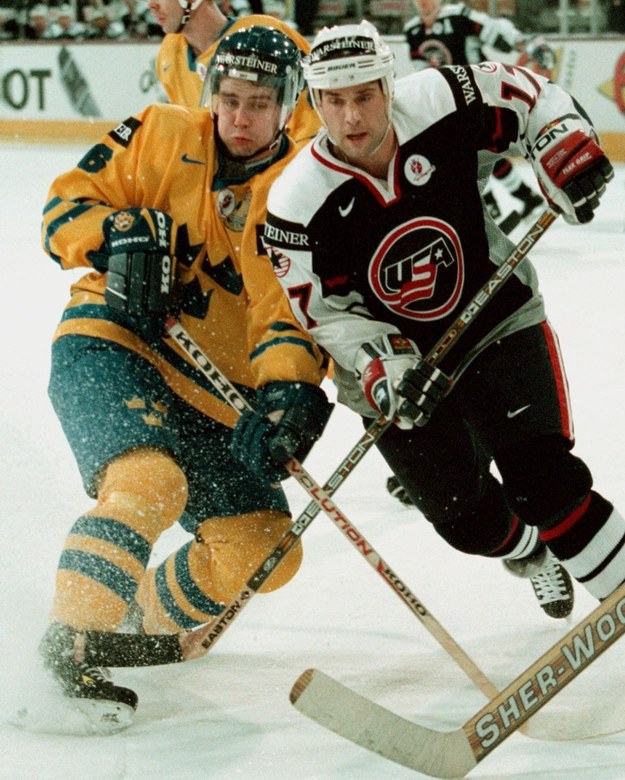 Hokejowe MŚ, maj 1998. O krążek walczą Amerykanin Kevin Miller (po prawej) i Szwed Anders Huusko /ANJA NIEDRINGHAUS/CAF-EPA /PAP