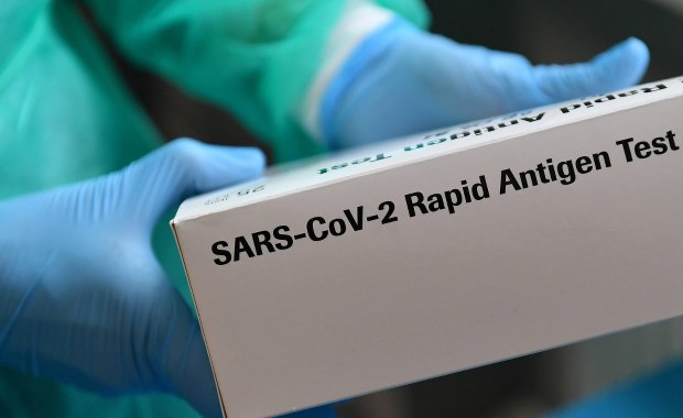 Holandia: Do kosza trafi 4,1 mln testów na koronawirusa o wartości 30 mln euro