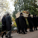 Holandia: Firmy pogrzebowe muszą zamawiać szersze trumny przez nadwagę zmarłych