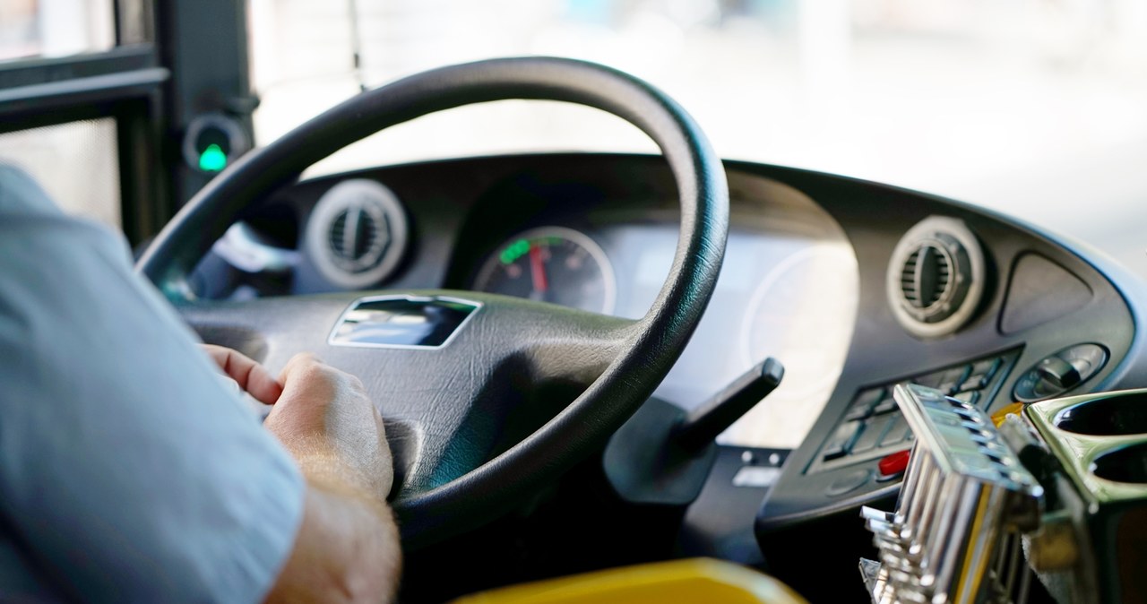 Holandia: Kierowca autobusu jechał autostradą pod prąd. Wiózł 52 pasażerów