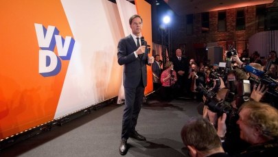 Holandia: Liberałowie z 33 mandatami, partia Wildersa z 20