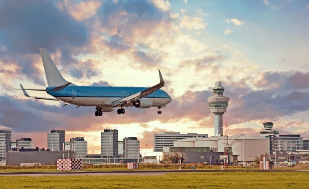 Holandia: Lotnisko Schiphol odwołuje tysiące lotów. Chaos przez braki kadrowe
