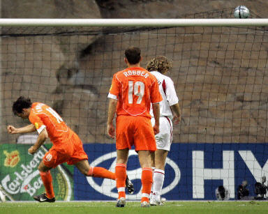 Holandia - Łotwa, Euro 2004 /AFP