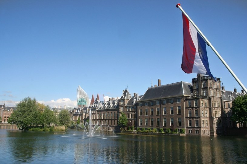 Holandia (nz. parlament w Hadze) jest częstym celem zarobkowych wyjazdów Polaków /123RF/PICSEL