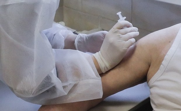 Holandia wstrzymuje szczepienia osób poniżej 60 lat preparatem AstryZeneki