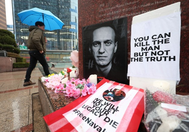 Hołd dla zmarłego rosyjskiego opozycjonisty Aleksieja Nawalnego oddawany jest na całym świecie /YONHAP SOUTH KOREA /PAP/EPA