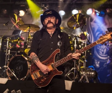 Hołd dla zmarłej legendy. Pomnik Lemmy’ego Kilmistera odsłonięty w jego rodzinnym mieście. 