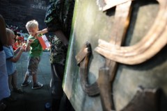 Hołd Powstańcom przy pomniku Gloria Victis na Powązkach