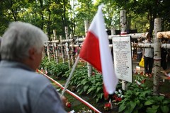 Hołd Powstańcom przy pomniku Gloria Victis na Powązkach
