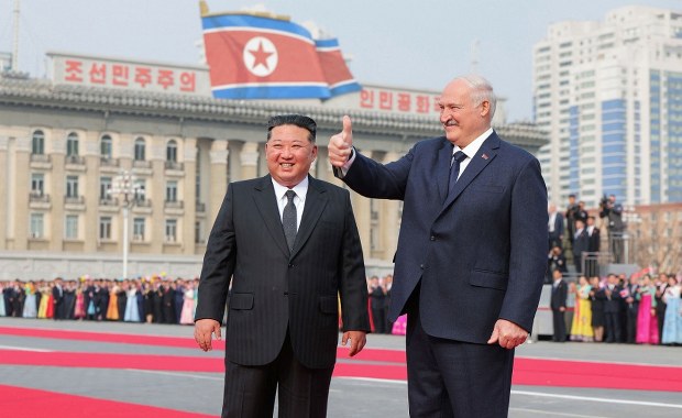 Hołd w imieniu Putina. Łukaszenka u Kim Dzong Una potwierdza sojusz