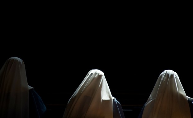 Hołd wiernych, sede vacante i konklawe. Co teraz wydarzy się w Watykanie?