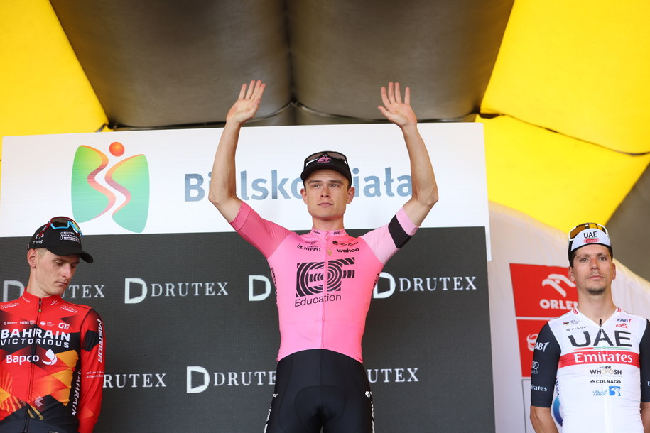 Holender Marijn van den Berg z grupy EF Education-EasyPost (C), Słoweniec Matej Mohoric z Bahrain Victorious (L) i Portugalczyk Joao Almeida z UAE Team Emirates (P) na podium 5. etapu 80. Tour de Pologne /Zbigniew Meissner /PAP