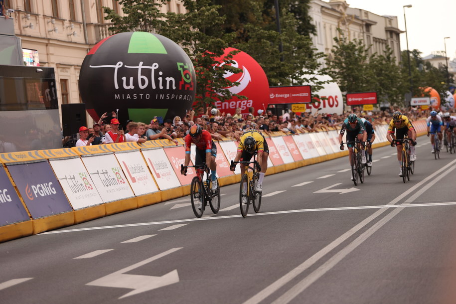 Holender Olav Kooij (2L) na mecie 1. etapu 79. Tour de Pologne w Lublinie /Bartłomiej Wójtowicz /PAP