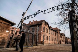Holenderka "hajlowała" przed bramą do Auschwitz. Została ukarana 
