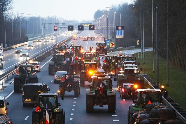 Holenderscy rolnicy blokują autostrady /PAP/EPA/KOEN VAN WEEL /PAP/EPA
