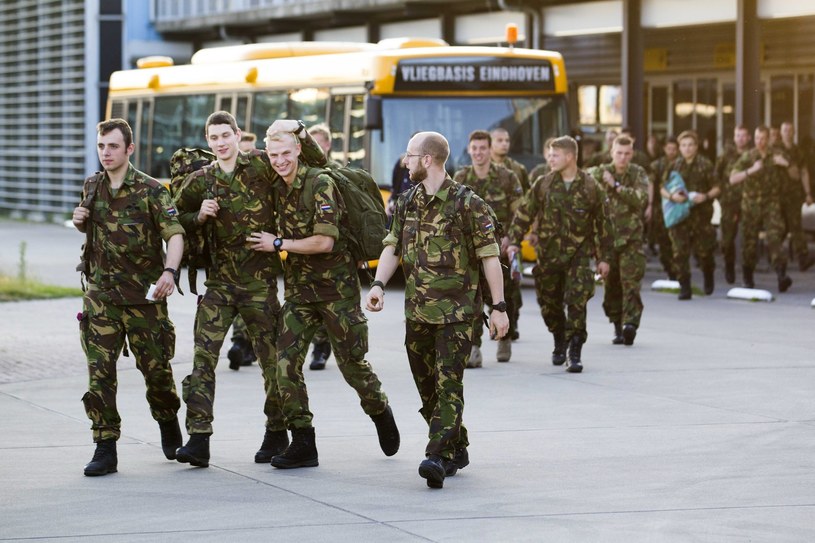 Holenderscy żołnierze w drodze na ćwiczenia /JEROEN JUMELET /PAP/EPA