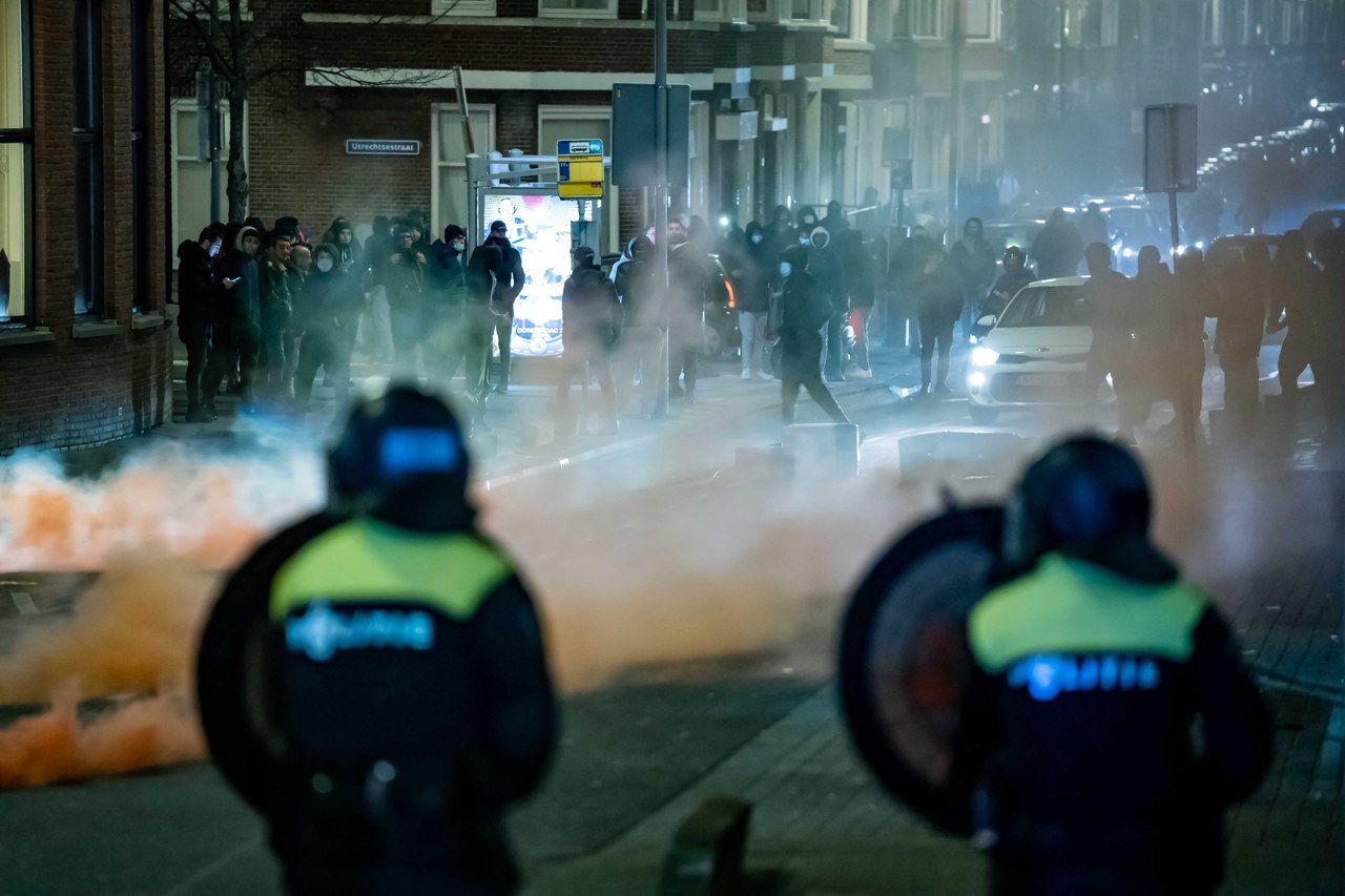 Holendrzy buntują się przeciwko godzinie policyjnej. Protesty w Rotterdamie