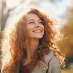 Hollywoodzka objętość włosów bez kosmetyków i bez fryzjera. Sprawdzony trik tylistki włosów