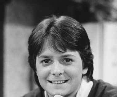 Hollywoodzki aktor Michael J. Fox, który dał się poznać szerokiej publiczności jako Marty McFly z kultowej produkcji "Powrót do przyszłości" Roberta Zemeckisa, kończy w czwartek, 9 czerwca, 55 lat. 

Fox zaczynał karierę w serialach telewizyjnych, z których najpopularniejsze były "Więzy rodzinne" (na zdjęciu). Za rolę w tej produkcji aktor trzykrotnie otrzymywał nagrodę Emmy.