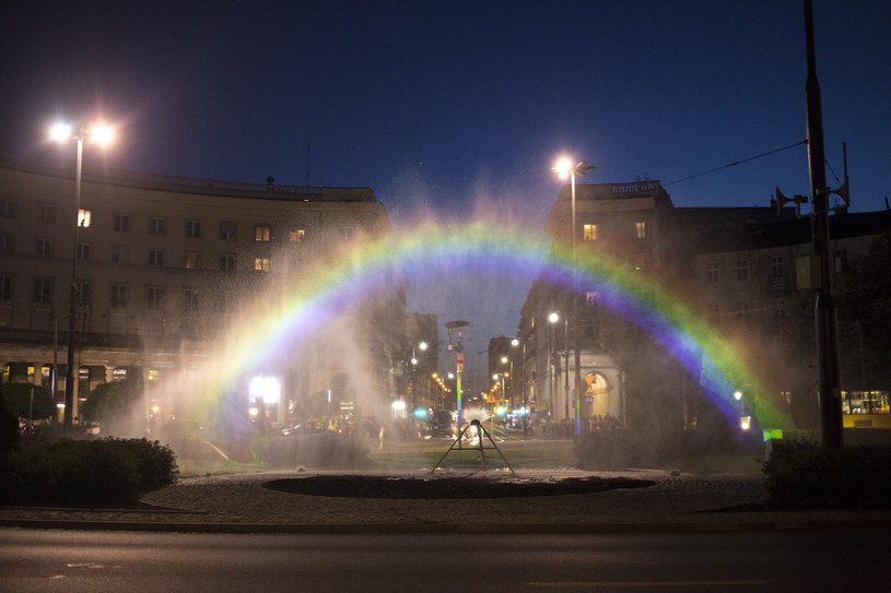 Hologram tęczy na placu Zbawiciela /Maciej Luczniewski /Reporter