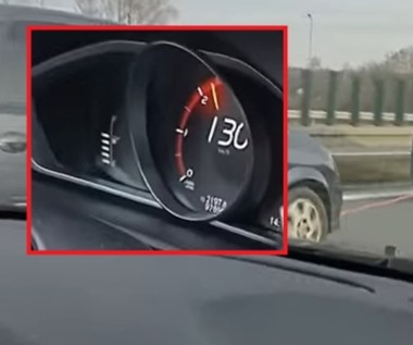 Holowali się lewym pasem autostrady, jadąc 130 km/h. A to nie koniec