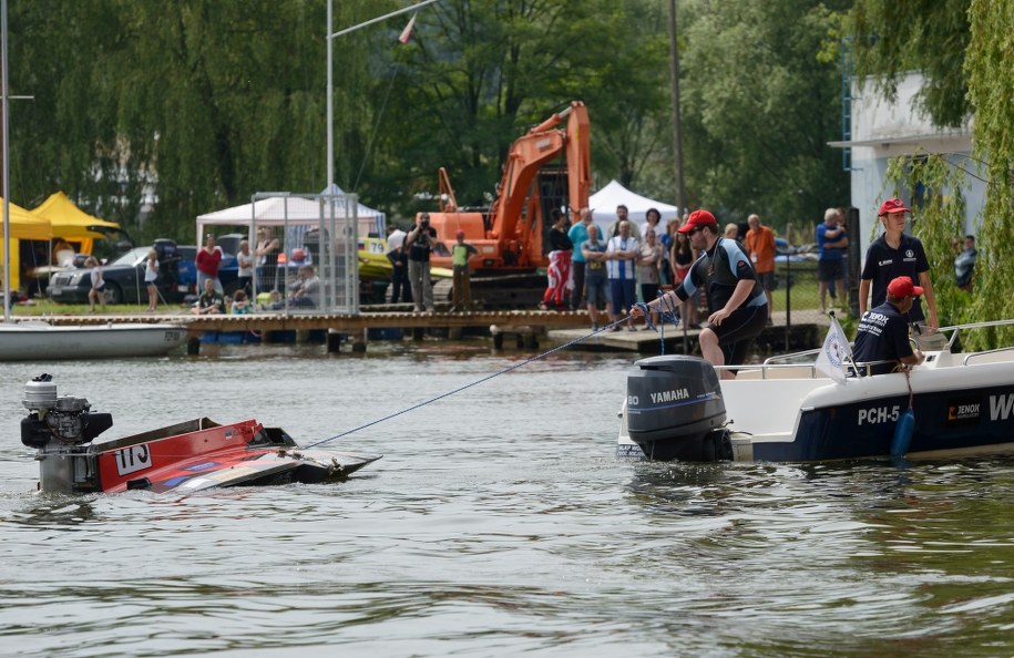 Holowana motorówka ciężko rannego Raivo Peetsmana /Jakub Kaczmarczyk /PAP