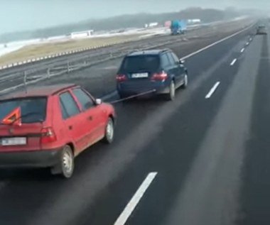 Holowanie auta na autostradzie. Nigdy tego nie rób!