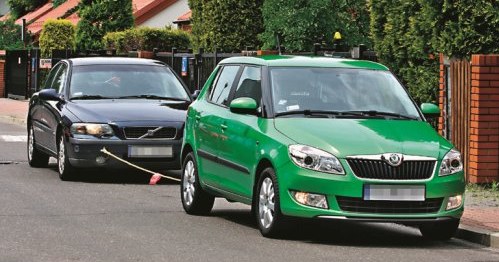 Holowanie - wyłącznie na krótkim dystansie, gdy nie ma możliwości przewiezienia auta na lawecie. /Motor