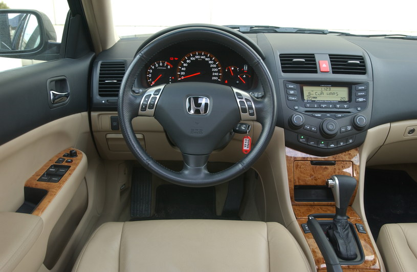 Honda Accord VII: trójramienna kierownica to delikatny sportowy akcent. Siedzi się niżej niż w Toyocie. Na zdjęciu bogata wersja wyposażeniowa Executive. Z silnikiem 2.4 występowała również odmiana Type-S. /Motor