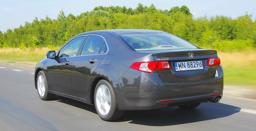 HONDA ACCORD VIII SEDAN szerokość: 184 cm, wysokość: 144 cm, rozstaw osi: 271 cm, pojemność bagażnika: 465 l /Motor