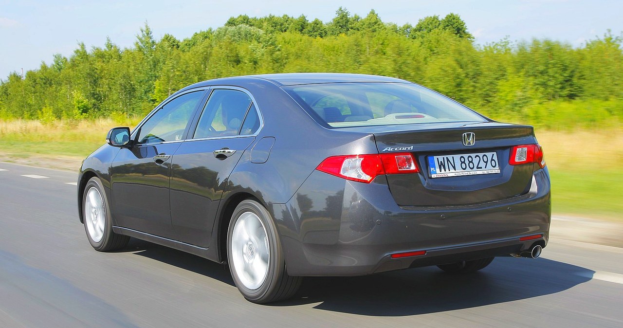 HONDA ACCORD VIII SEDAN szerokość: 184 cm, wysokość: 144 cm, rozstaw osi: 271 cm, pojemność bagażnika: 465 l /Motor