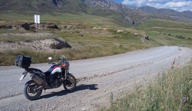 Honda Africa Twin. Dobrze jedzie, dobrze wygląda, dobrze też świeci