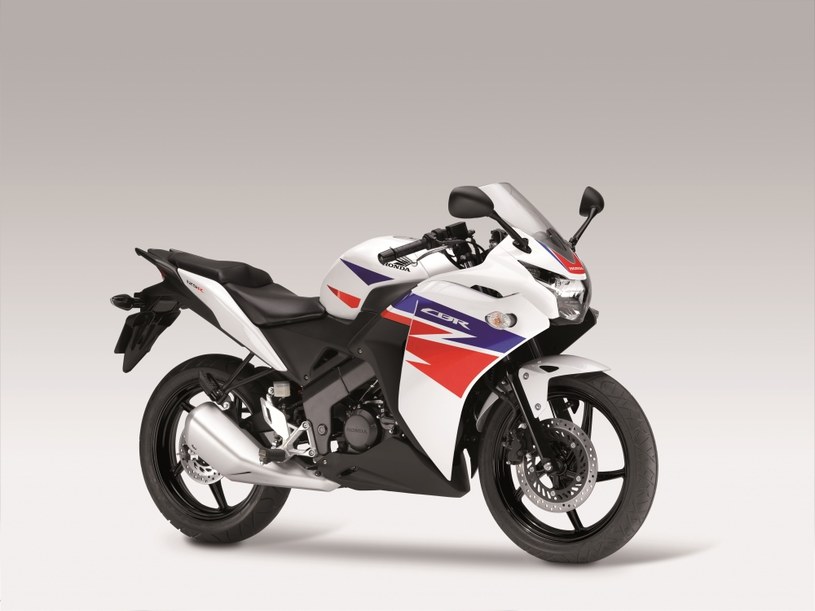 Honda CBR125 to sportowo wyglądający motocykl uniwersalny na prawo jazdy kat. B /Informacja prasowa