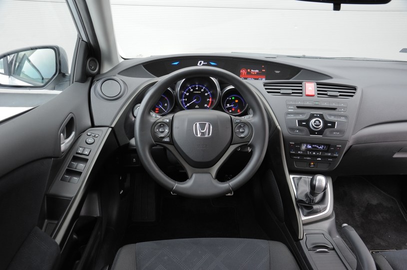 Honda Civic 1.8 i-VTEC Sport: materiały są porządne, ale przydałaby się lepsza ergonomia. Deska rozdzielcza Civica nie należy do najłatwiejszych w obsłudze i wymaga przyzwyczajenia. Podobnie jak rozmieszczenie zegarów. /Motor