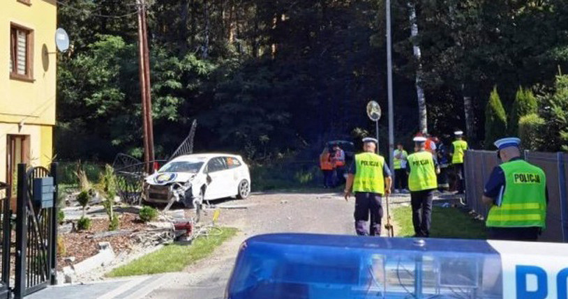 Honda Civic Type R wypadła z drogi i uderzyła w ogrodzenie /Policja