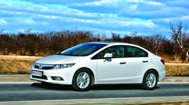Honda Civic w wersji sedan różni się zawieszeniem, ofertą silników i... pochodzeniem. /Motor