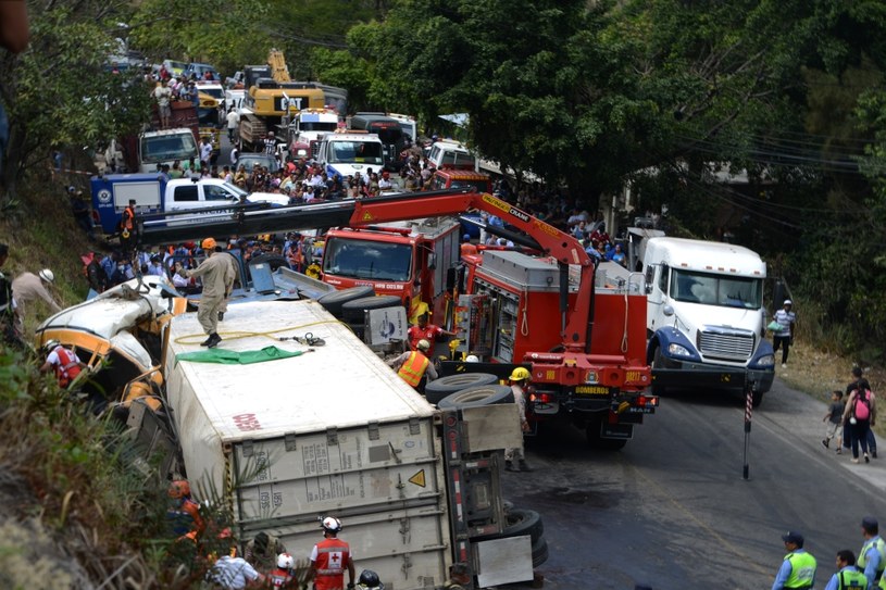 Honduras: Zderzenie autobusu z ciężarówką /Orlando SIERRA /AFP