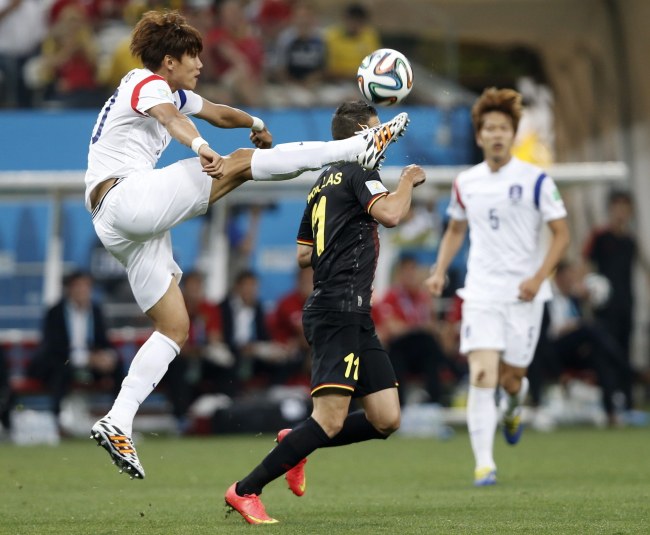 Hong Jeongho i Kevin Mirallas /PAP/EPA/TOLGA BOZOGLU /PAP/EPA